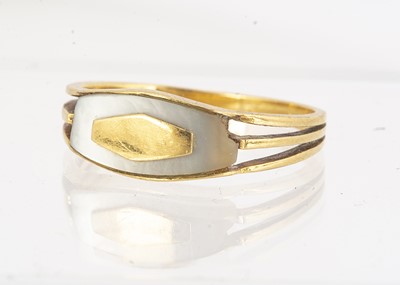 Lot 94 - A late 19th Century mother of pearl and gold signet ring