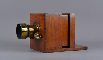Lot 105 - A mid-19th Century mahogany Frederick J Cox Quarter-Plate Wet-Plate Sliding Box Camera