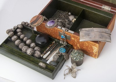 Lot 141 - A collection of silver jewels