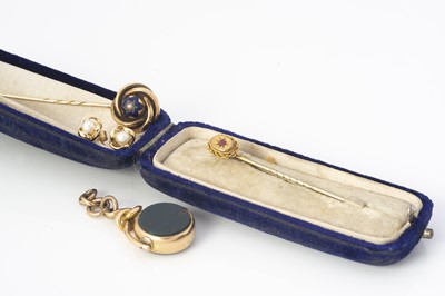 Lot 162 - A 19th century bloodstone and sard onyx swivel fob