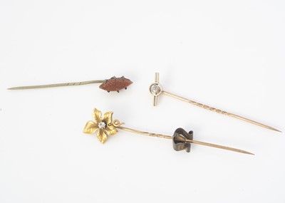 Lot 184 - A late 19thcentury diamond and gold leaf brooch