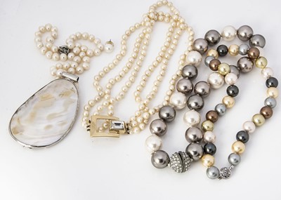 Lot 208 - A collection of simulated and cultured pearls