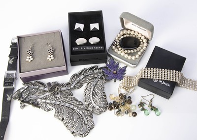 Lot 214 - A very large collection of costume jewels