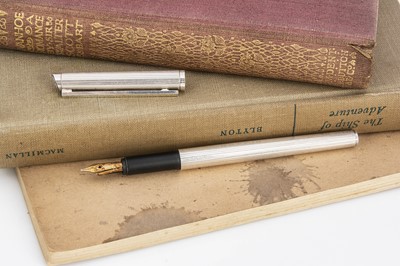 Lot 296 - A late 20th century Dunhill fountain pen