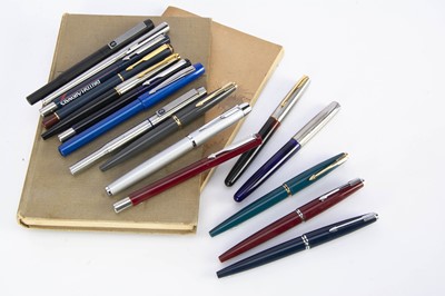 Lot 320 - A collection of sixteen Parker fountain pens