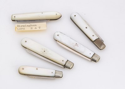 Lot 371 - Five small Victorian and later silver and mother of pearl folding pocket fruit knives