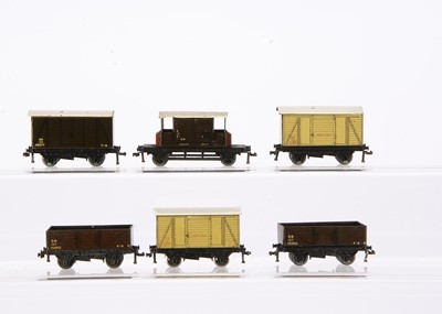Lot 341 - Hornby-Dublo 00 Gauge 3-Rail early post-war SR wagons