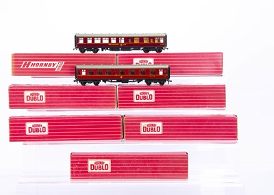 Lot 353 - Hornby-Dublo 00 Gauge 2-Rail Super Detail BR maroon coaches including late issue Restaurant Car