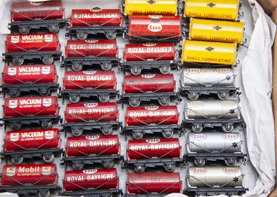 Lot 366 - Various liveries Hornby-Dublo 00 Gauge 3-Rail Tank wagons