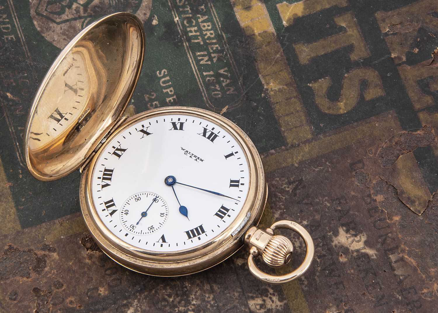 Lot 37 - An early 20th century 9ct gold full hunter pocket watch by Waltham