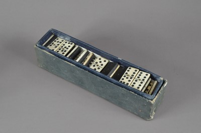 Lot 181 - A set of World War I period bone and ebony dominoes