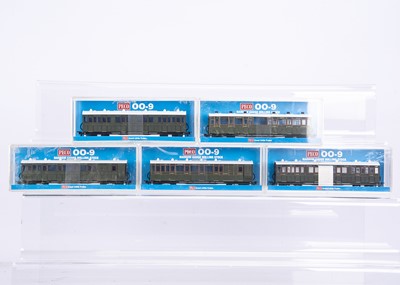 Lot 114 - Peco 00-9 Gauge SR Olive Green Coaches