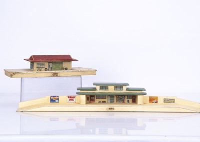 Lot 284 - Hornby-Dublo pre-war 00 Gauge D1 wooden Through Station and Goods Depot