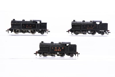 Lot 326 - Hornby-Dublo 00 Gauge 3-Rail LNER black 2690 and 9596 0-6-2 Tank Locomotives