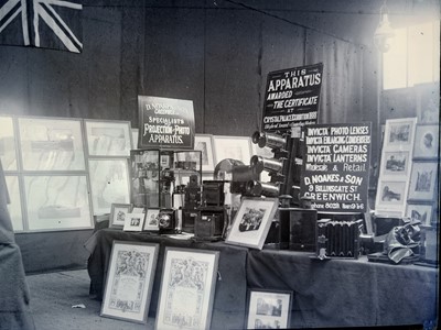 Lot 41 - The Noakes 'Quad' Magic Lantern or Noakesoscope (Special Auction Services wishes to extend its gratitude to Dr Richard Crangle for the following lot description and analysis)