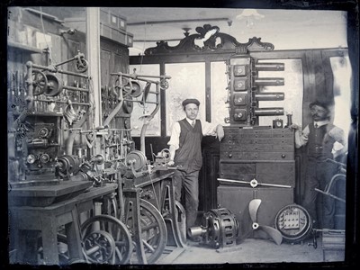 Lot 41 - The Noakes 'Quad' Magic Lantern or Noakesoscope (Special Auction Services wishes to extend its gratitude to Dr Richard Crangle for the following lot description and analysis)