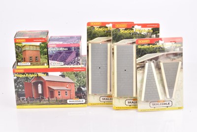 Lot 175 - Hornby 00 Gauge Skaledale Railway Buildings and Platforms