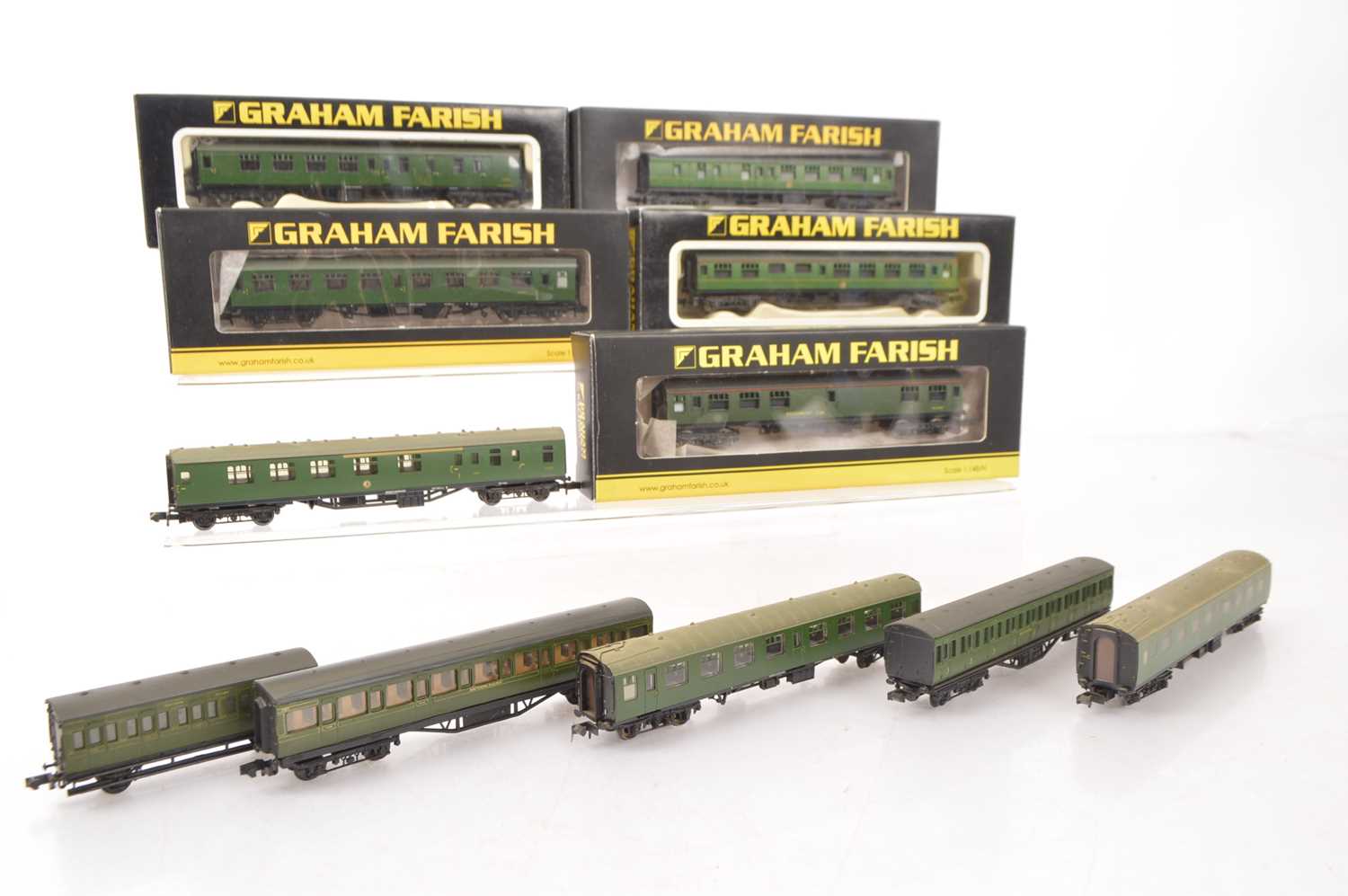 Lot 32 - N Gauge Graham Farish SR/BR Green Liveried Coaching Stock (11)
