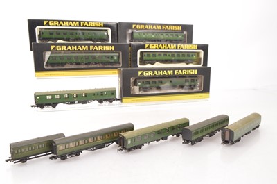 Lot 32 - N Gauge Graham Farish SR/BR Green Liveried Coaching Stock (11)
