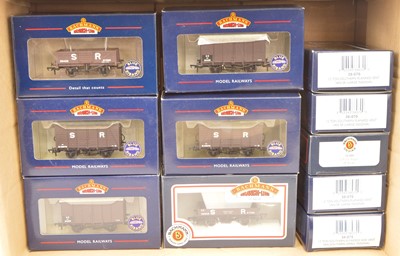 Lot 196 - Bachmann OO Gauge SR Goods Wagons (23)