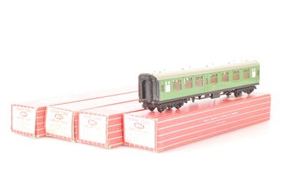 Lot 273 - Hornby-Dublo 00 Gauge 2-Rail  BR green Corridor Coaches (4)