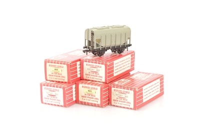 Lot 279 - Five Hornby-Dublo 00 Gauge 2-Rail Export 4825 20-Ton Bulk Grain Wagons