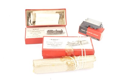 Lot 334 - Pair of Wills Finecast 00 Gauge unmade Southern Tank Kits each with a complete Tri-ang Chassis and Track Cleaning wagon (3)