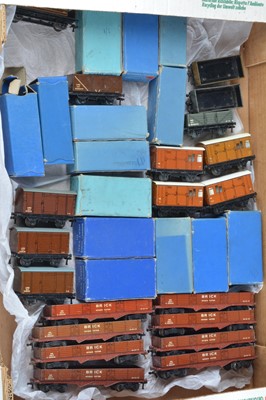 Lot 530 - Hornby-Dublo 00 Gauge 3-Rail boxed and unboxed NE and LMS Rolling Stock (34)