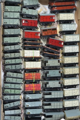 Lot 532 - Hornby-Dublo 00 Gauge 3-Rail unboxed BR wagons (89)