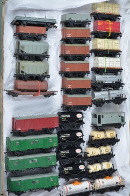 Lot 533 - Hornby-Dublo 00 Gauge 2-Rail unboxed Super Detail Goods Rolling Stock (30)