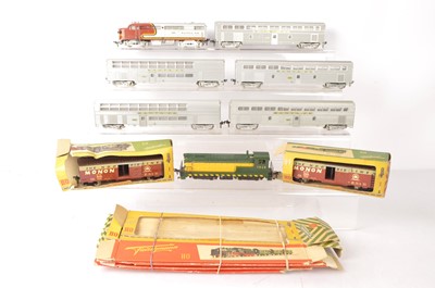 Lot 698 - Fleischmann USA outine H0 gauge Diesel locomotives Coaches and wagons (9)