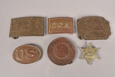 Lot 559 - An assortment of belt buckles