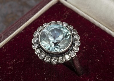 Lot 8 - An Art Deco zircon cluster ring
