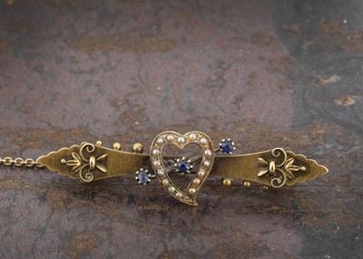 Lot 12 - An Edwardian 15ct gold bleeding heart bar brooch