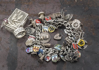 Lot 17 - A collection of silver jewellery