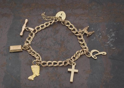 Lot 22 - A 9ct gold curb link bracelet