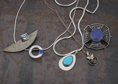 Lot 24 - A small collection of silver jewellery