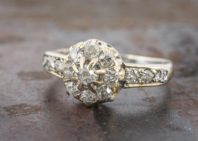 Lot 61 - An Edwardian yellow gold and old cut diamond cluster ring