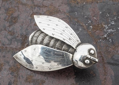 Lot 66 - An Arts and Crafts white metal bee brooch