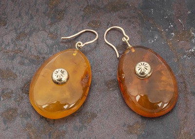 Lot 70 - A pair of Baltic amber and gold drop earrings