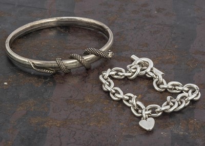 Lot 113 - A contemporary white metal hinged bangle