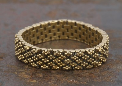 Lot 118 - A 9ct gold chain ring
