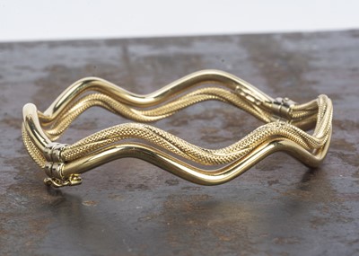 Lot 160 - A Continental 18ct gold hinged bangle