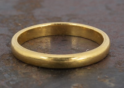 Lot 166 - A 22ct gold band wedding band