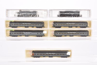 Lot 59 - N Gauge American New York Central Diesel Locomotive and Coaches by Life Like and Model Power