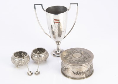 Lot 487 - Six vintage Far Eastern items