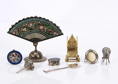 Lot 525 - Seven collectable dolls' house and miniature items