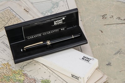 Lot 564 - A modern Mont Blanc Meisterstuck black and gold fountain pen