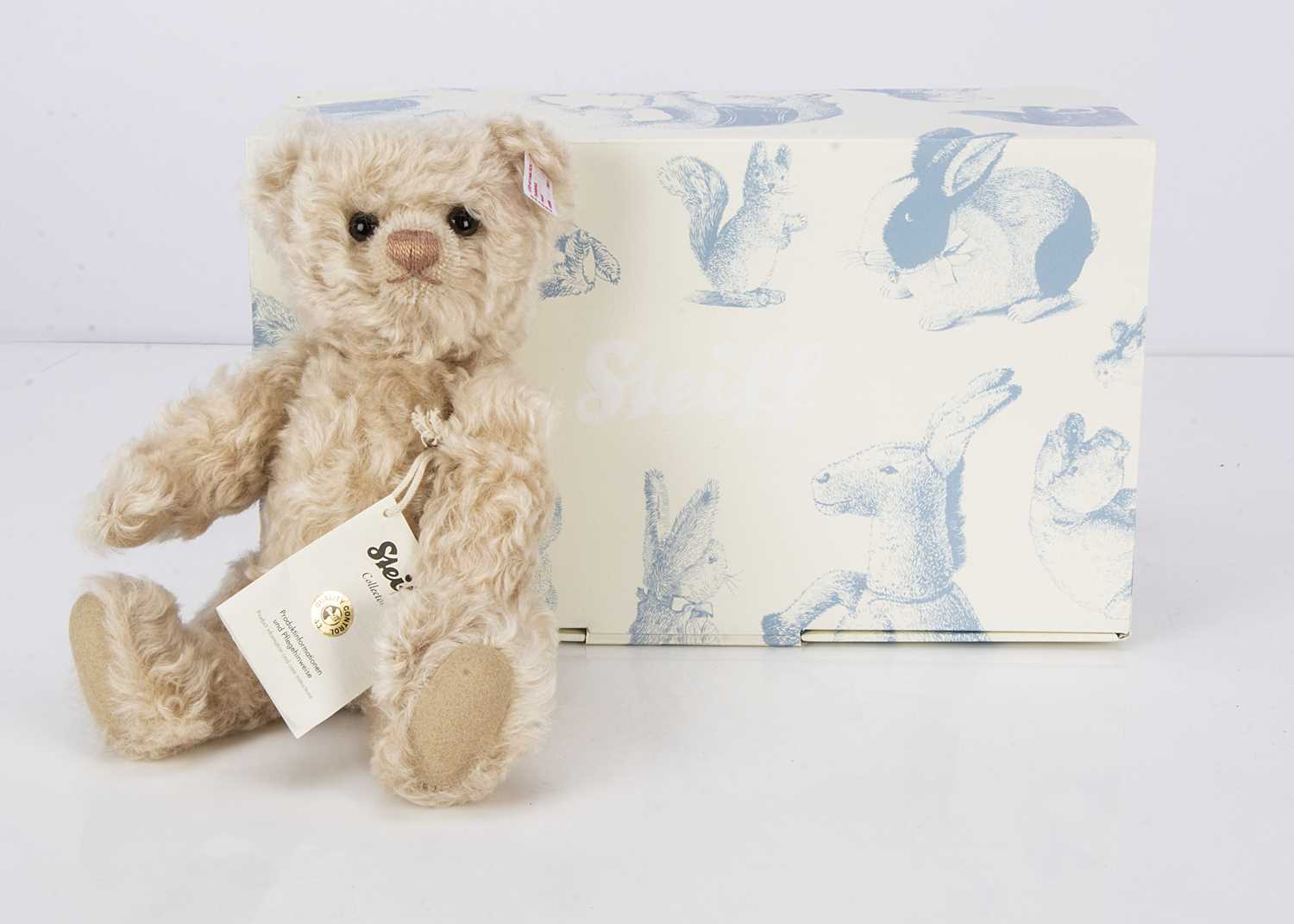 Lot 60 - A Steiff limited edition Pearl teddy bear