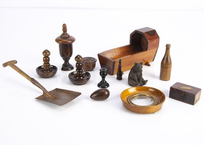 Lot 716 - Small treen objects